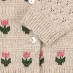 Konges Sløjd Strickjacke Belle „Cream and Tulips“ – Blütenmuster und Ärmelabschluss