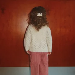 Konges Sløjd Strickjacke Belle „Cream and Tulips“ – Kind trägt die Strickjacke, Rückansicht