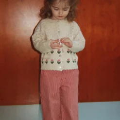 Konges Sløjd Strickjacke Belle „Cream and Tulips“ – Kind trägt die Strickjacke, Vorderansicht