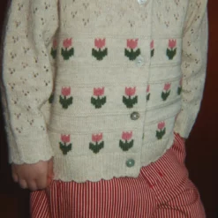 Konges Sløjd Strickjacke Belle „Cream and Tulips“ – Blütenmuster beim Tragen