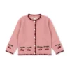 Konges Sløjd Strickjacke Collette „Pale Blush“ – Vorderansicht mit Kirschen