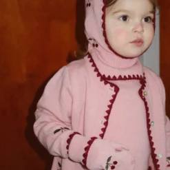 Konges Sløjd Collette Strickoutfit „Pale Blush“ – Kind mit Strickjacke, Schlupfmütze und Fäustlingen