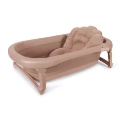 Konges Sløjd faltbare Babybadewanne mit Kissen „Blush“ auf weißem Hintergrund