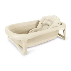 Konges Sløjd faltbare Babybadewanne mit Kissen „Creme“ auf weißem Hintergrund
