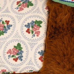 Konges Sløjd Kuschelpferd Fiona mit Sattel und Zaumzeug – Bild 3