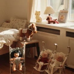 Konges Sløjd Kuschelpferd Fiona mit Sattel und Zaumzeug – Bild 14