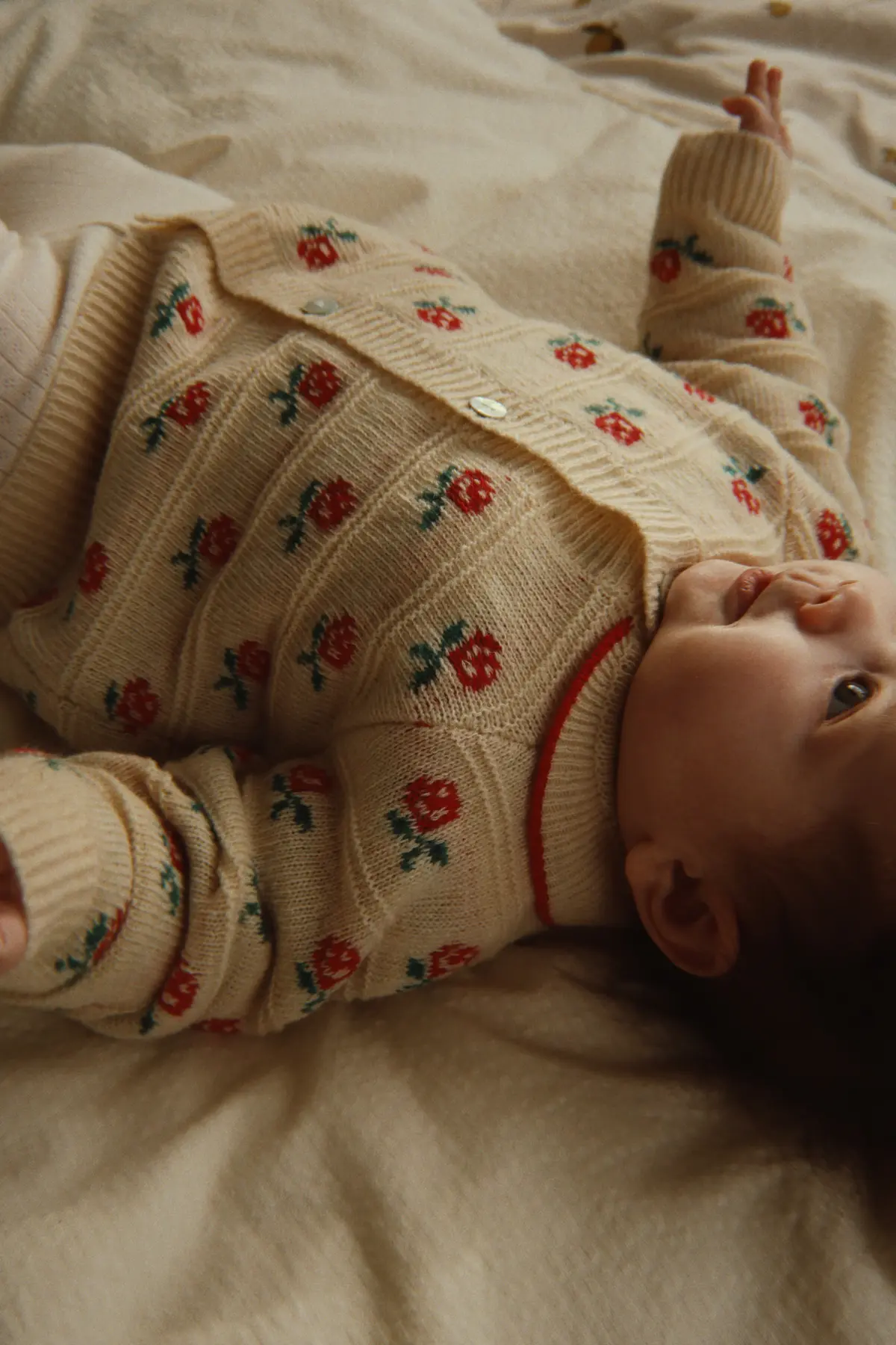 Konges Sløjd Strickjacke Belou mit Kragen „Rose“ – Bild 5