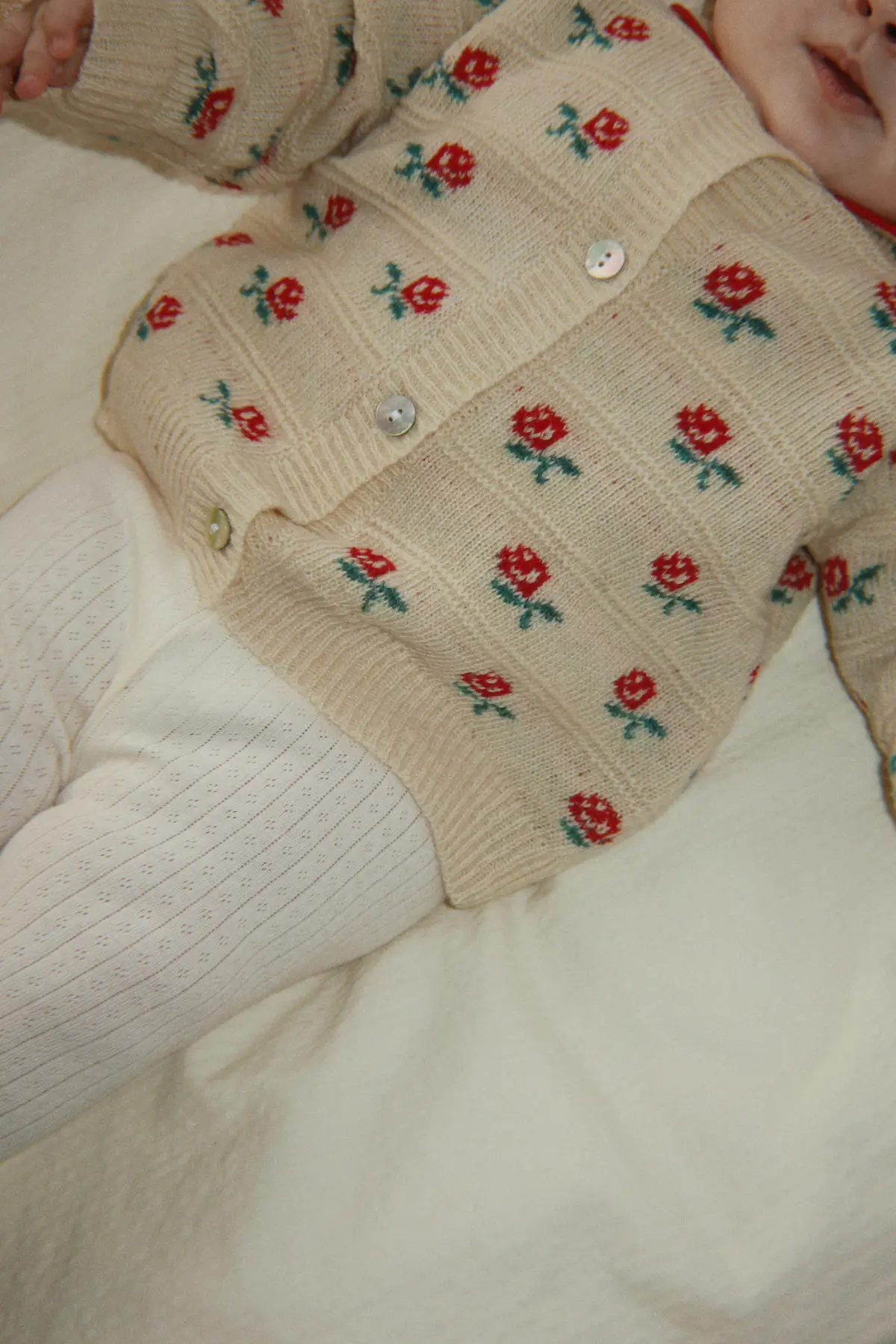 Konges Sløjd Strickjacke Belou mit Kragen „Rose“ – Bild 6
