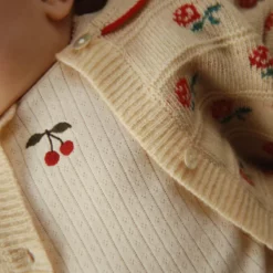 Konges Sløjd Strickjacke Belou mit Kragen „Rose“ – Bild 7