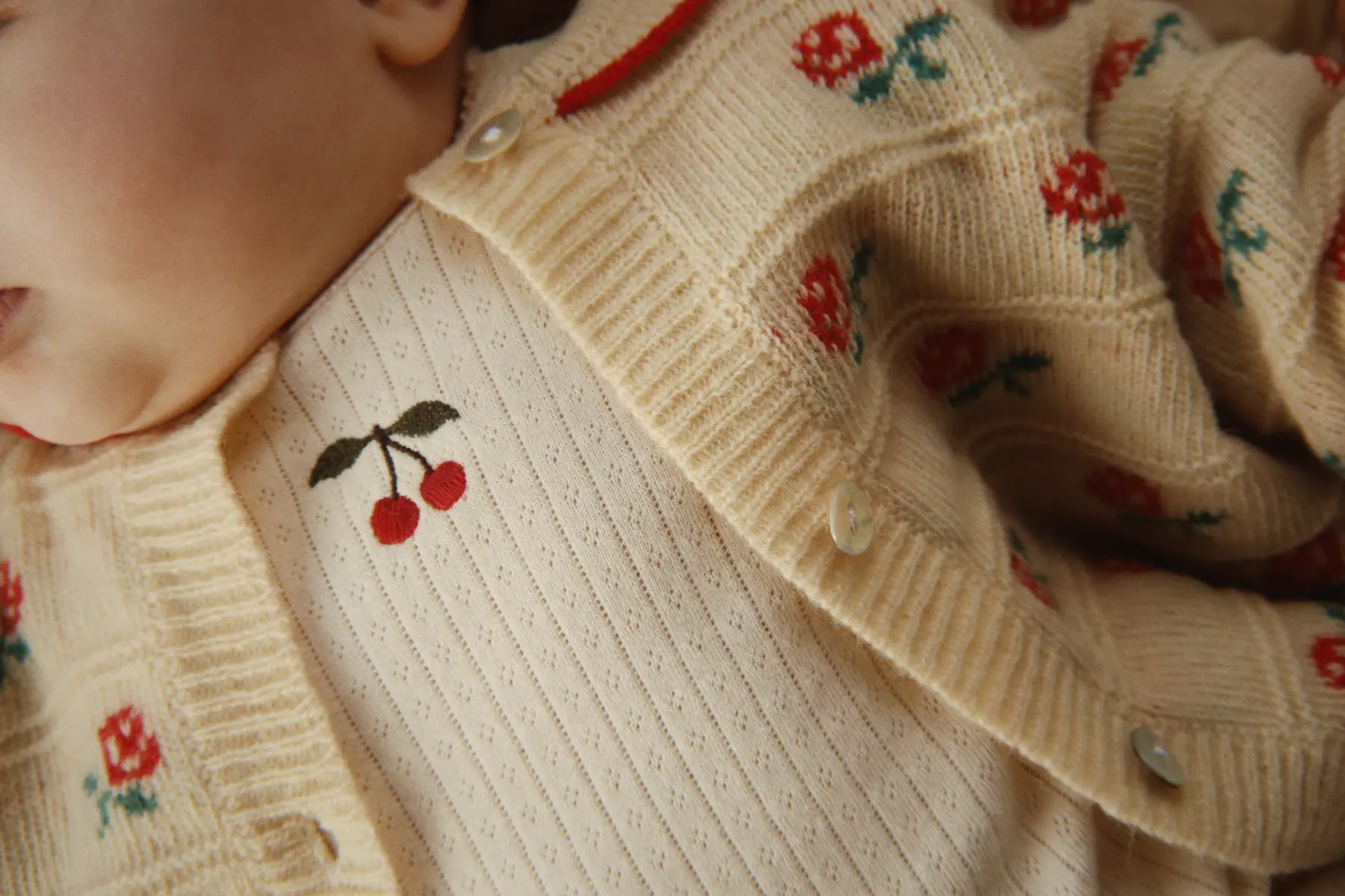 Konges Sløjd Strickjacke Belou mit Kragen „Rose“ – Bild 7