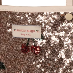 Konges Sløjd Sparkly Minnie Puppenwagen „Cherry sequin“ – Bild 5