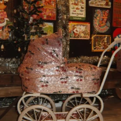 Konges Sløjd Sparkly Minnie Puppenwagen „Cherry sequin“ – Bild 8