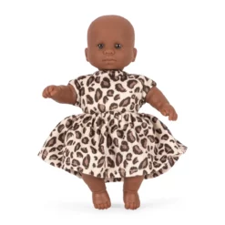 Konges Sløjd Mini-Puppe „Leo“, H21cm auf weißem Hintergrund