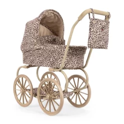 Konges Sløjd Minnie Puppenwagen „Leo“, niedrige Version auf weißem Hintergrund