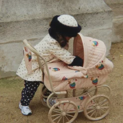 Konges Sløjd Minnie Puppenwagen mit Pailetten „Rainbow Star“, niedrige Version – Anwendungsbeispiel