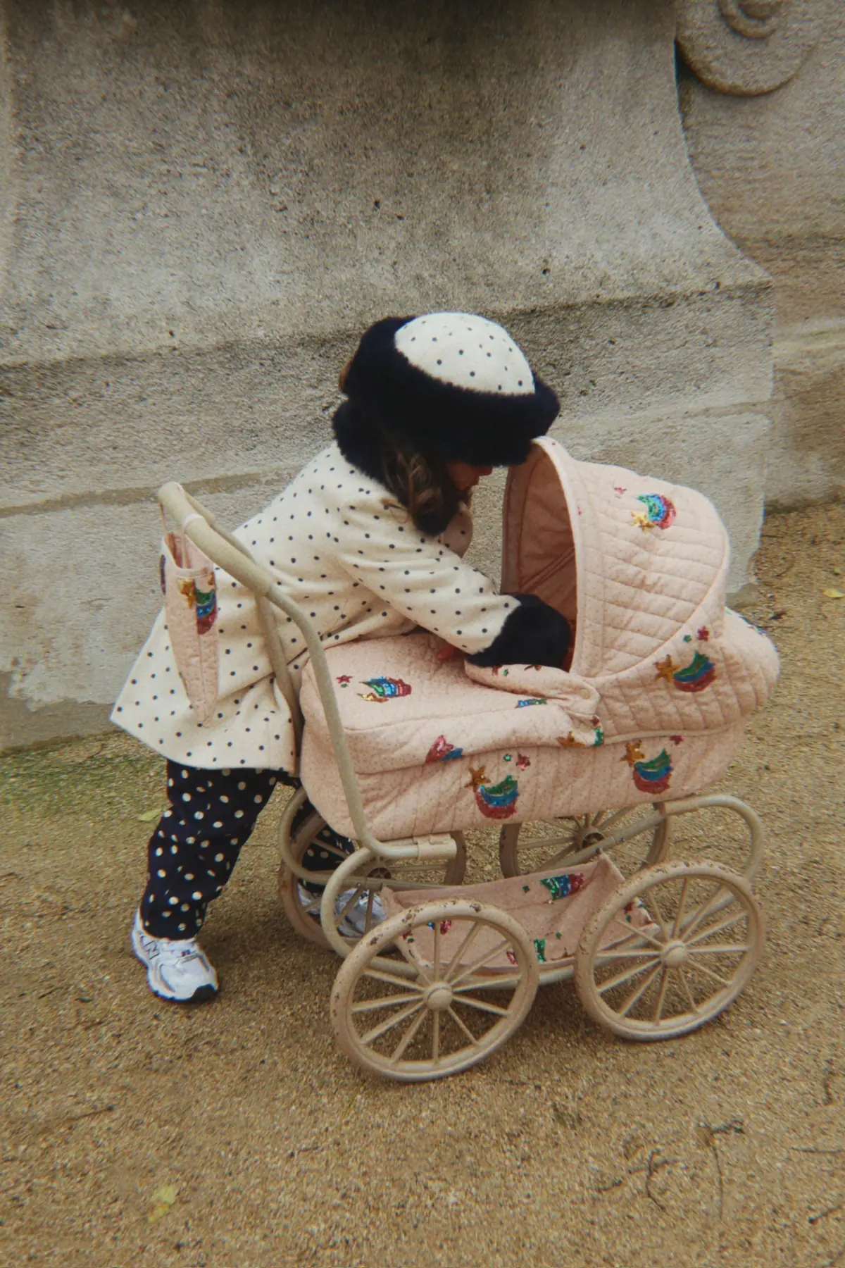 Konges Sløjd Minnie Puppenwagen mit Pailetten „Rainbow Star“, niedrige Version – Anwendungsbeispiel