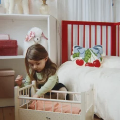 Konges Sløjd Puppenbett „Big Cherry“, FSC®-Holz – Anwendungsbeispiel