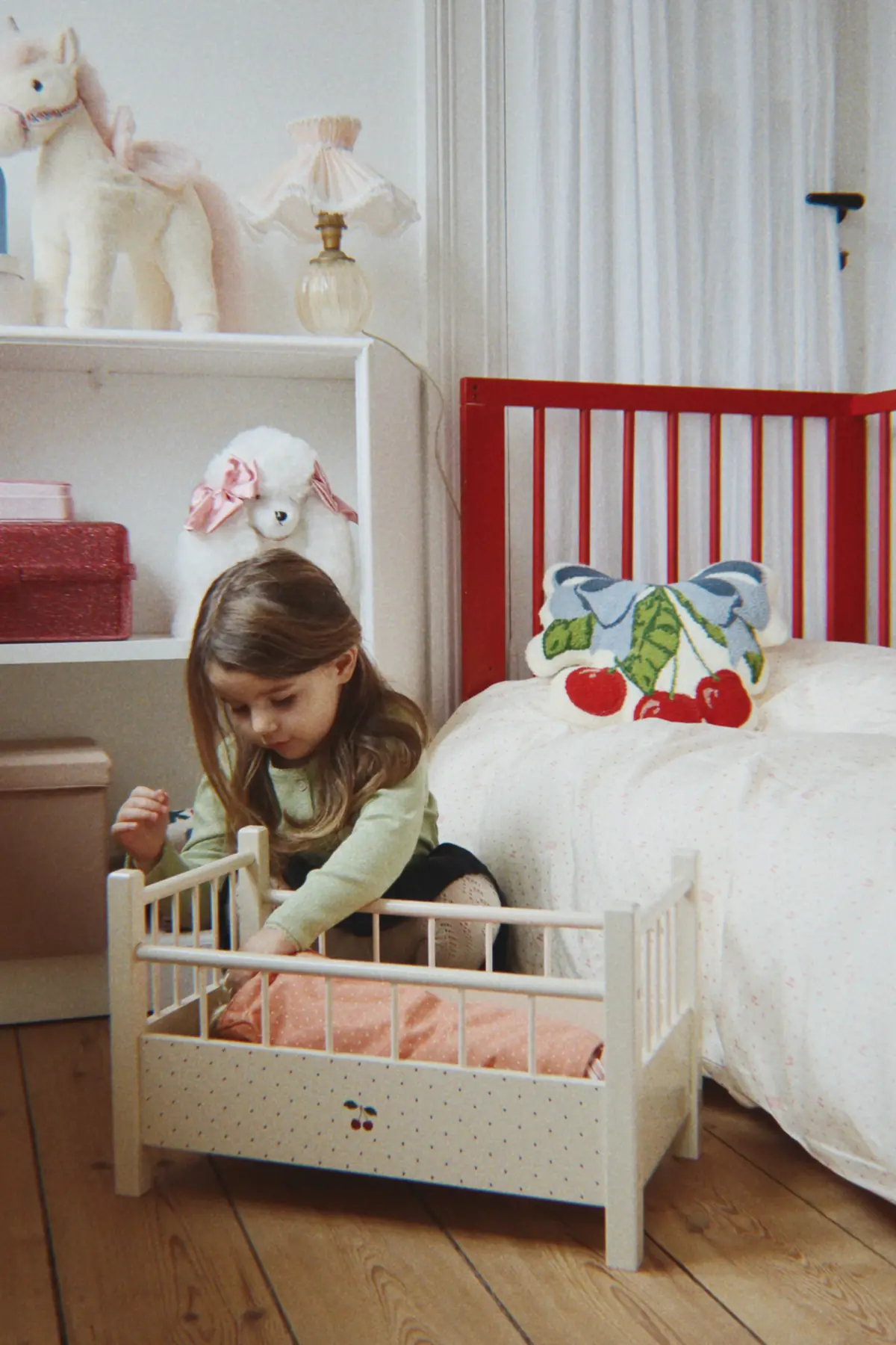 Konges Sløjd Puppenbett „Big Cherry“, FSC®-Holz – Anwendungsbeispiel