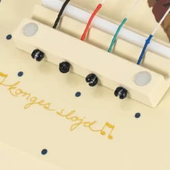 Konges Sløjd Spielzeug Ukulele „Teddybär / Glossy“, FSC®-Holz – weitere Produktansicht
