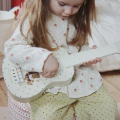Konges Sløjd Spielzeug Ukulele „Teddybär / Glossy“, FSC®-Holz – Anwendungsbeispiel