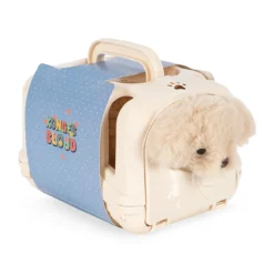 Konges Sløjd Take Care Of Me Kuscheltier „Hund“ mit Tragebox, H10cm auf weißem Hintergrund