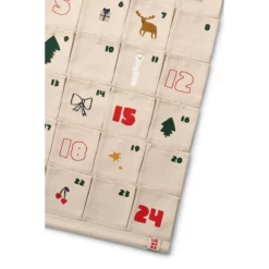 Nahaufnahme der nummerierten Taschen und aufgestickten Weihnachtsmotive des Adventskalenders Babbo.