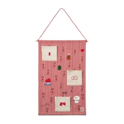 Liewood Adventskalender Blaise mit Aufhängung, nummerierten Taschen und weihnachtlichen Motiven auf rot gestreiftem Stoff.