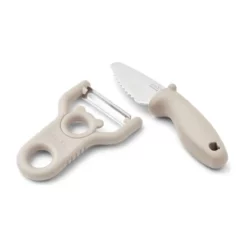 Messer und Schäler aus dem Liewood Kochset Arda in heller Ausführung.