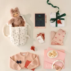 Rosafarbenes Zora-Zeichenbrett mit weiteren Kinderaccessoires an einer hellen Wand.