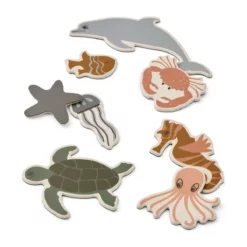 Nahansicht einzelner Vento-Meerestiermagnete mit Delfin, Krabbe, Schildkröte und Oktopus.