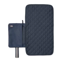 Liewood Wickelunterlage Dina für unterwegs „Classic navy“ auf weißem Hintergrund