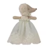 Maileg Babymaus im Kleid, mint auf weißem Hintergrund