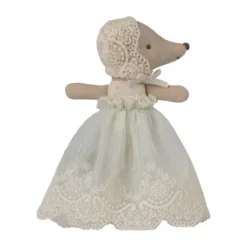 Maileg Babymaus im Kleid, mint auf weißem Hintergrund