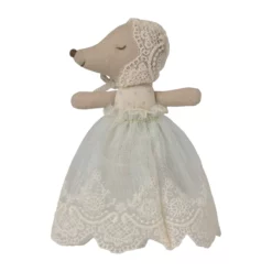Maileg Babymaus im Kleid, mint auf weißem Hintergrund