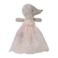 Maileg Babymaus im Kleid, powder auf weißem Hintergrund