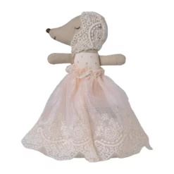 Maileg Babymaus im Kleid, powder auf weißem Hintergrund