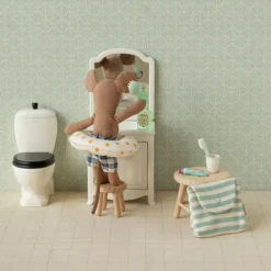 Maileg Maus mit Kosmetikset im Badezimmer