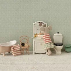 Maileg Kosmetikset für Mäuse, rot gestreift, 6-teilig in einer Maileg-Spielszene