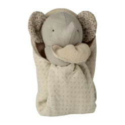 Maileg Lullaby Friends Kuscheltier Elefant „grau“ mit Kuscheltuch, mini auf weißem Hintergrund