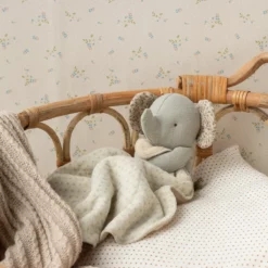 Maileg Lullaby Friends Kuscheltier Elefant „grau“ mit Kuscheltuch, mini in einer Maileg-Spielszene