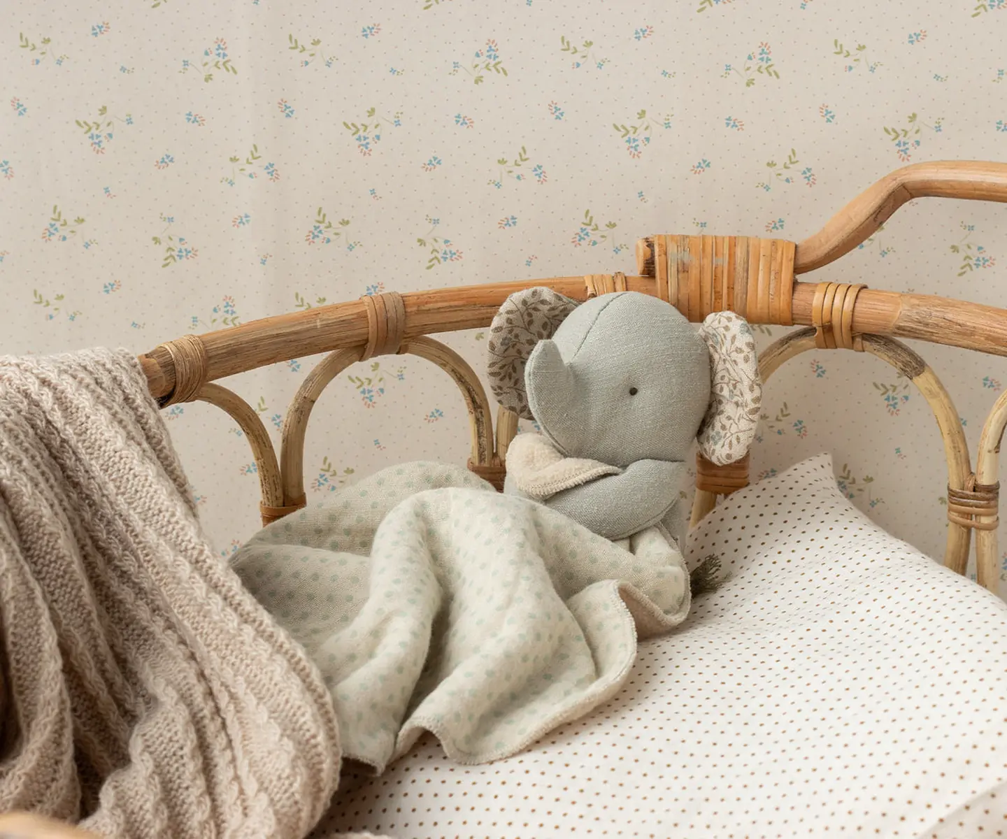 Maileg Lullaby Friends Kuscheltier Elefant „grau“ mit Kuscheltuch, mini in einer Maileg-Spielszene