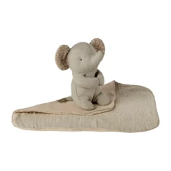 Maileg Lullaby Friends Kuscheltier Elefant „grau“ mit Kuscheltuch, mini auf weißem Hintergrund