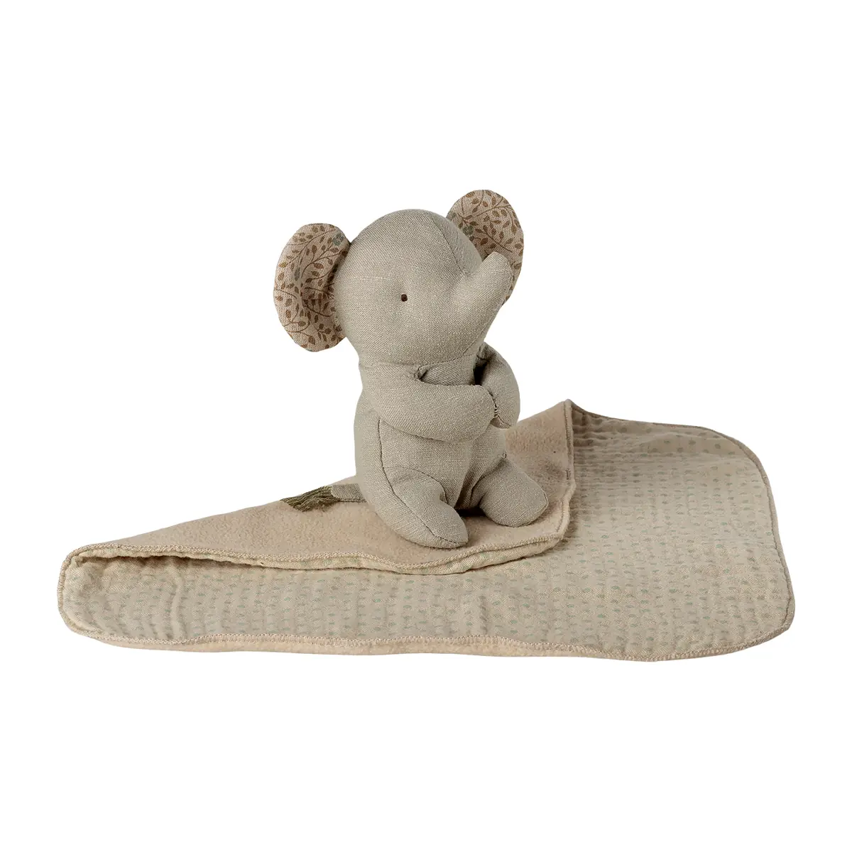 Maileg Lullaby Friends Kuscheltier Elefant „grau“ mit Kuscheltuch, mini auf weißem Hintergrund