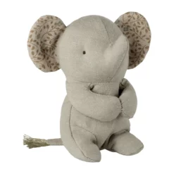 Maileg Lullaby Friends Kuscheltier Elefant „grau“ mit Kuscheltuch, mini auf weißem Hintergrund