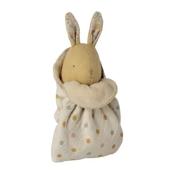 Maileg Lullaby Friends Kuscheltier Hase „cremegelb“ mit Kuscheltuch, mini auf weißem Hintergrund