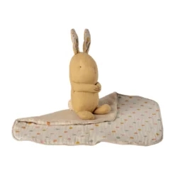 Maileg Lullaby Friends Kuscheltier Hase „cremegelb“ mit Kuscheltuch, mini auf weißem Hintergrund