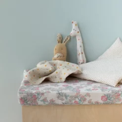 Maileg Lullaby Friends Kuscheltier Hase „cremegelb“ mit Kuscheltuch, mini in einer Maileg-Spielszene