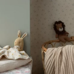 Maileg Lullaby Friends Kuscheltier Hase „cremegelb“ mit Kuscheltuch, mini in einer Maileg-Spielszene