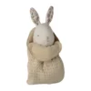Maileg Lullaby Friends Kuscheltier Hase „natur“ mit Kuscheltuch, mini auf weißem Hintergrund