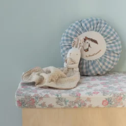 Maileg Lullaby Friends Kuscheltier Hase „natur“ mit Kuscheltuch, mini in einer Maileg-Spielszene